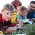 photo d'enfants étudiant dans l'herbe