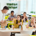 élèves discutant dans une cantine scolaire