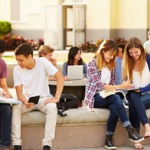 élèves qui discutent et travaillent ensemble dehors