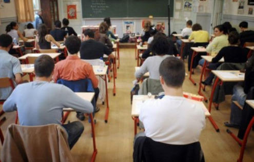 une photo d'une salle en autobus