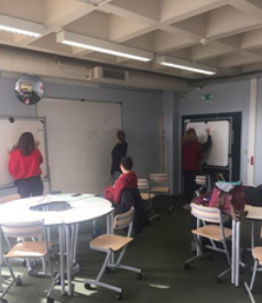 photo d'une salle lab avec des tableaux sur différents murs