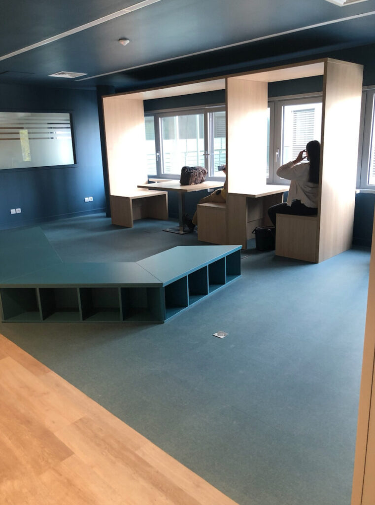 espace de respiration avec des assises pour travailler ou discuter