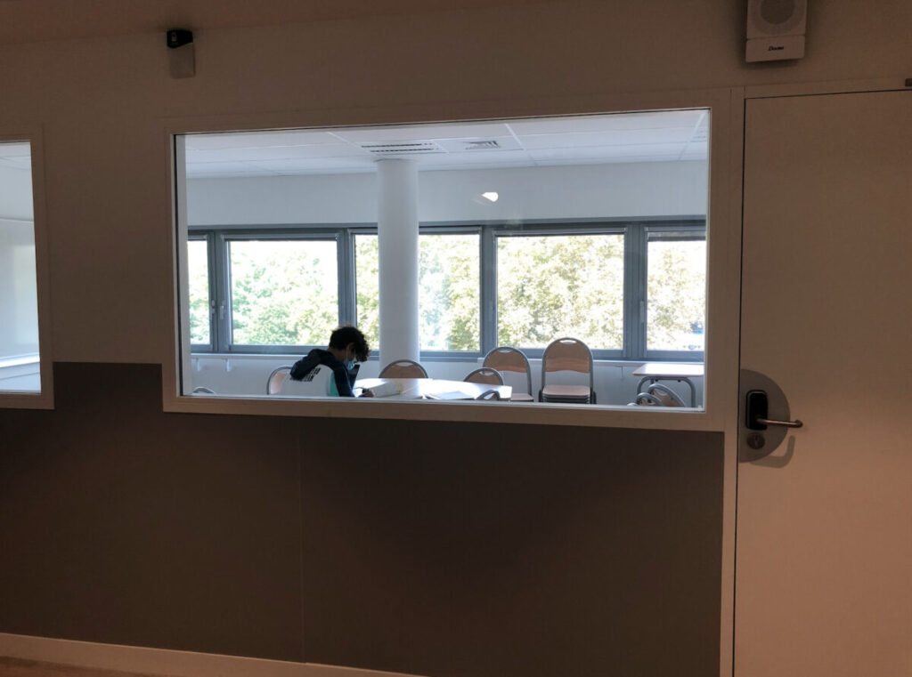 photo d'une salle collaborative du lycée docteur Charles Mérieux