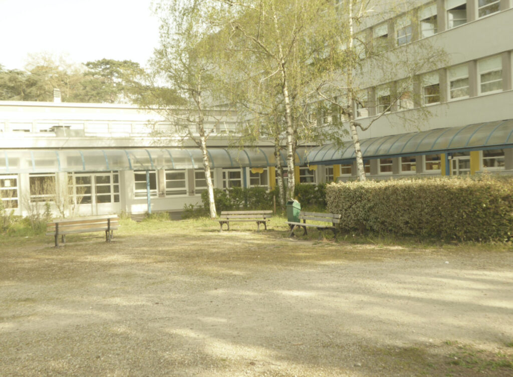 photo du lycée Lamarque avant travaux côté cantine et CDI