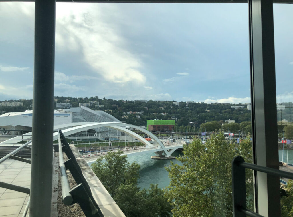 photo du musée des Confluences de Lyon depuis le lycée Docteur Charles Mérieux