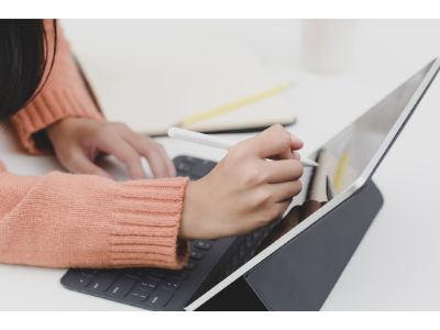 une élève travaillant sur ordinateur