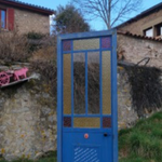 une porte toute en transparence dans un jardin