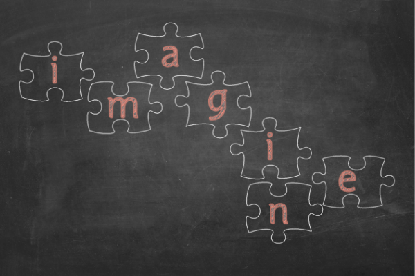 le mot imagine sur un tableau scolaire dans des morceaux de puzzle