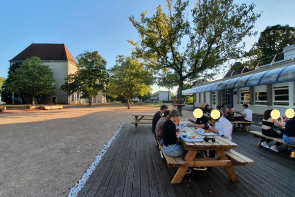 photo de la zone extérieure de restauration conçue dans le cadre de l'appel à projets "imaginons le lycée de demain" 