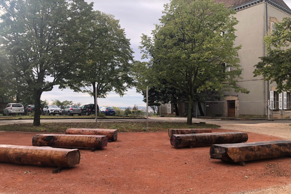 photo de l'espace pédagogie innovante : des rondins disposés en amphithéâtre