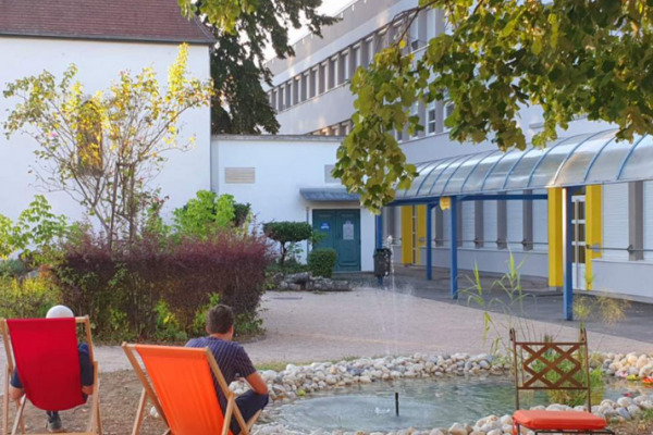 photo de l'espace pour les oiseaux migrateurs (mare) avec élèves sur des chiliennes 