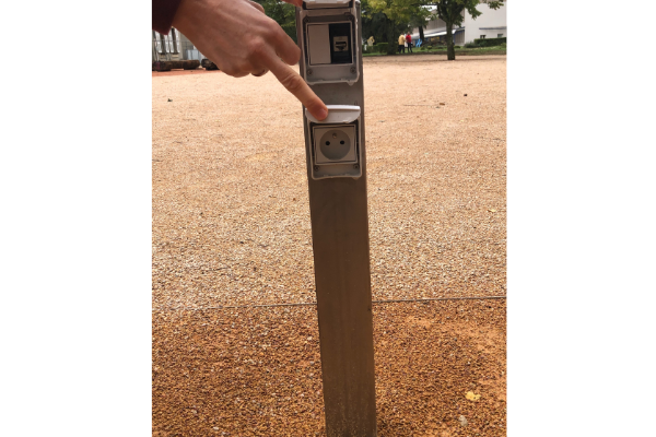 photo en gros plan des prises de l'espace détente et travail du projet Imaginons le lycée de demain du lycée Lamarque