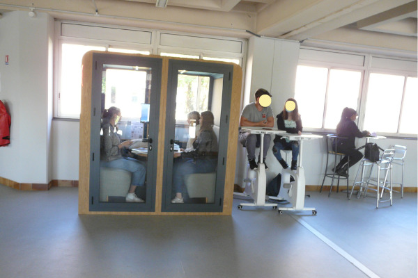 cabines de travail et vélos bureaux de l'atrium du projet Imaginons le lycée de demain de la Martinière Duchère