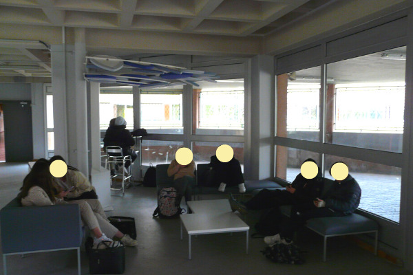 zone de travail ou détente de l'atrium du projet Imaginons le lycée de demain de la Martinière Duchère