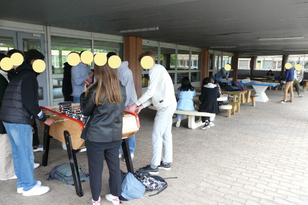 préau aménagé (mobiliers, table de ping pong et babyfoot) du projet Imaginons le lycée de demain de la Martinière Duchère