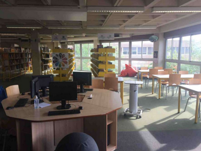 photo du CDI "après" composée de tables modulables, d'étagères, d'assises différenciées