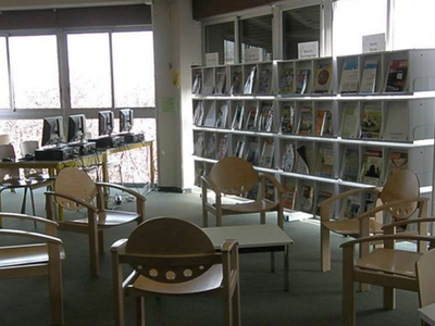 photo du CDI "avant" composée d'étagère et de tables