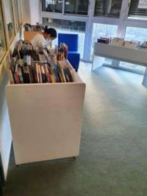 photo du CDI "après" composée d'un élève qui lit dans un coin détente isolé