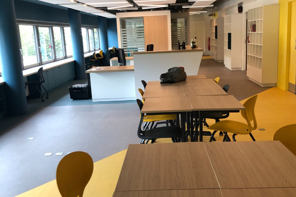 photo du CDI du lycée Dr Charles Mérieux composée de tables modulables, d'une box de travail insonorisée et de différents espaces de travail