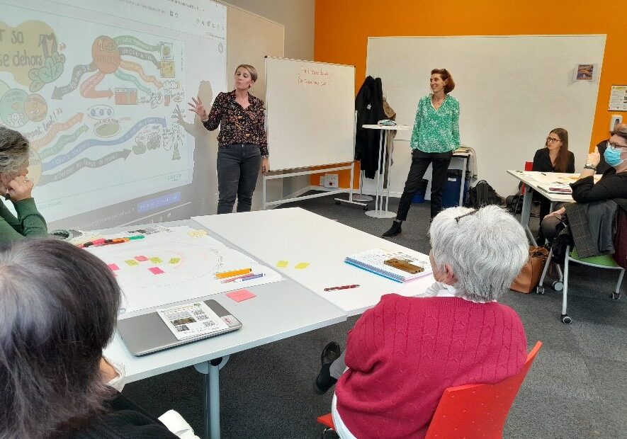 Caroline Brottet présentant des situations de classe dehors.