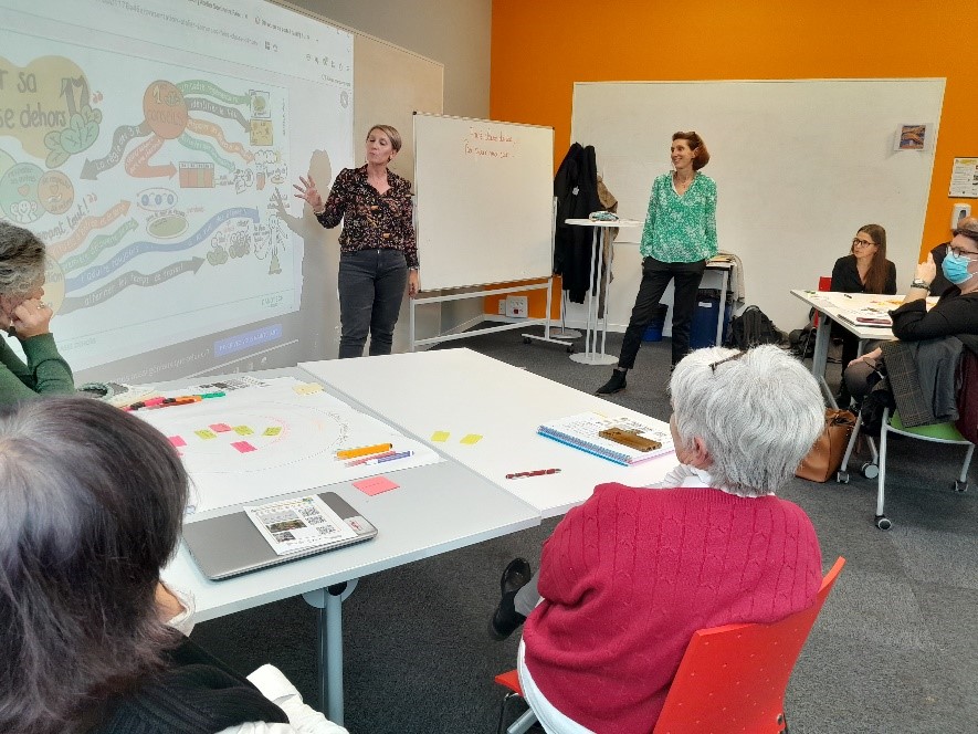 Caroline Brottet présentant des situations de classe dehors.